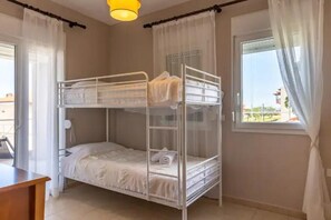 3 bedrooms, iron/ironing board, WiFi, bed sheets