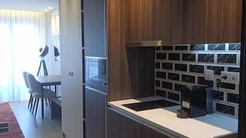 高級開放式套房 | 私人廚房 | 電冰箱、微波爐、烤箱、爐台