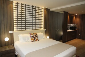 Standard Studio | 1 bedroom, in-room safe, desk, laptop workspace