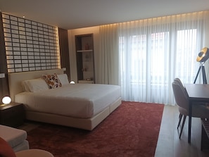 Superior Studio Suite | 1 bedroom, in-room safe, desk, laptop workspace - BrandApartments (Porto)