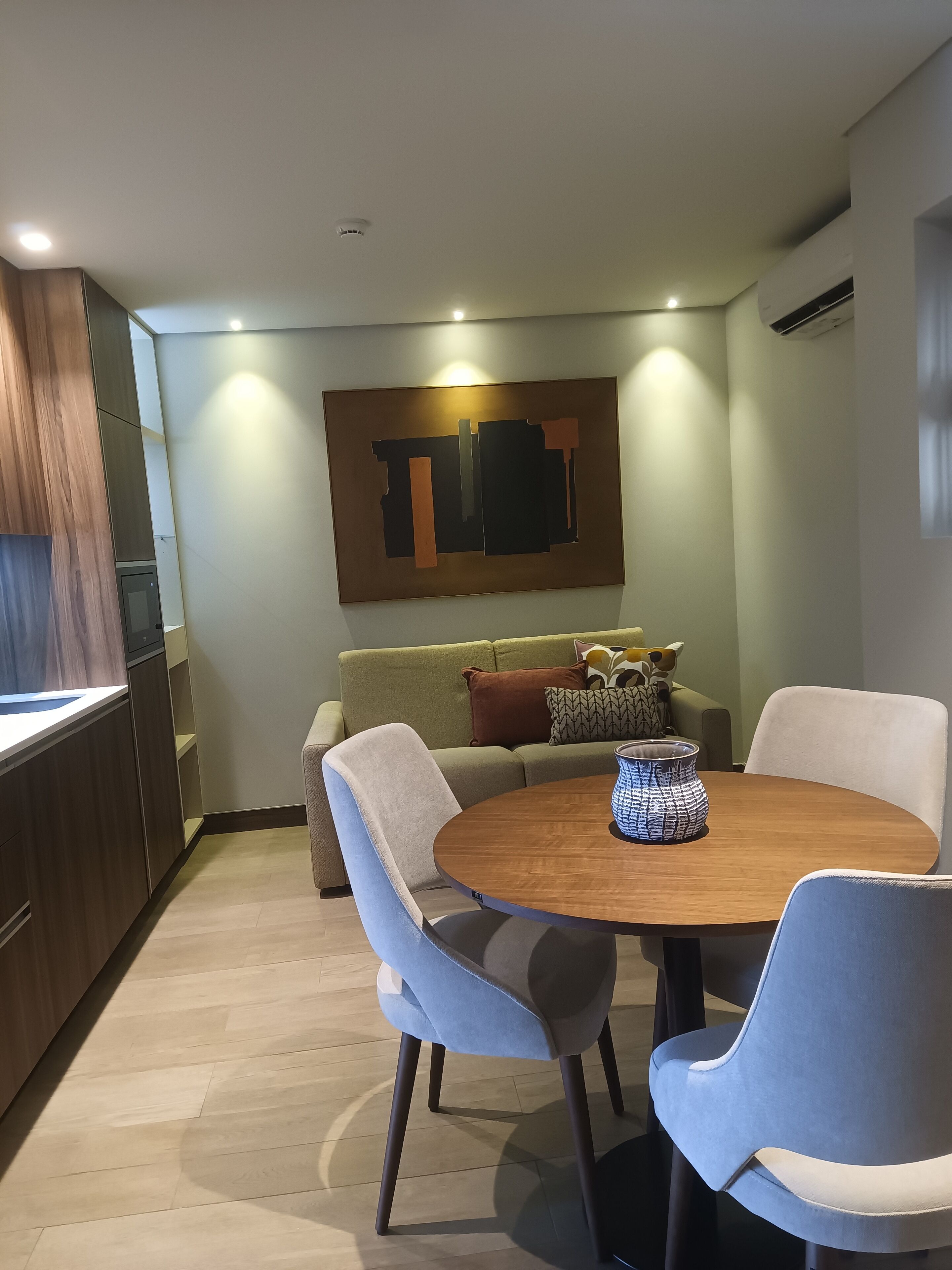 Apartamento Deluxe | Zona de estar | Smart TV de 50 pulgadas con canales por cable