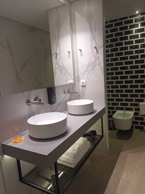 Standard Studio | Bathroom | Shower, rainfall showerhead, hair dryer, bidet - BrandApartments (Porto)