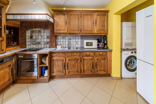 Een koelkast, een microgolfoven, een kookplaat, een vaatwasser