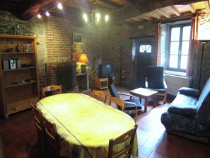Televisión, chimenea y estéreo 