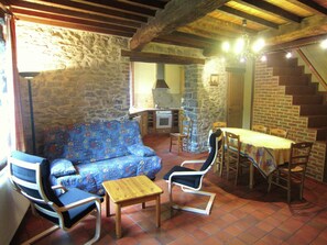 Fernseher, Kamin, Stereoanlage