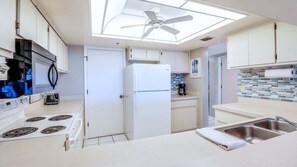 Frigorifero, microonde, forno, piano cottura