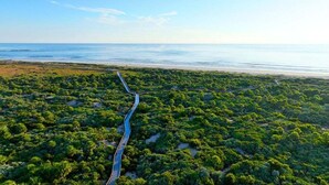 On the beach - Silver Sands Sanctuary: Ocean + Pool Balcony Views (New Smyrna Beach)