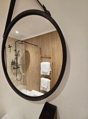 Shower, hair dryer, towels, soap - Studio Saint-laurent-du-var à 50 m de la mer (Saint-Laurent-du-Var)