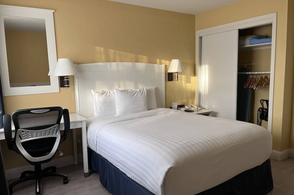 Cozy ADA Accessible Queen Room with Roll-in Shower at Ocean-Side Property!