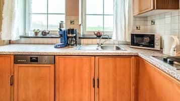 Een microgolfoven, een oven, een vaatwasser