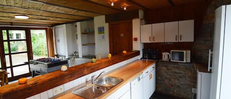 Geladeira, micro-ondas, fogão, cooktop