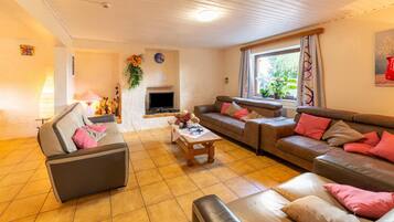 Een televisie, een dvd-speler, tafelvoetbal en een tafeltennistafel