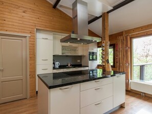 Kylskåp, mikrovågsugn, spishäll och diskmaskin