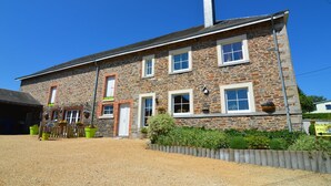 A stone building with multiple windows and a gravel driveway. - Beautiful gîte in former farmhouse with garden (Sainte ode)