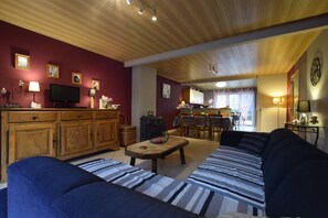 Smart TV, DVD player, table tennis, stereo