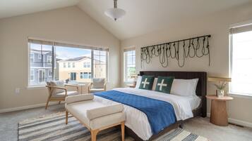 5 bedrooms, desk, travel crib, WiFi