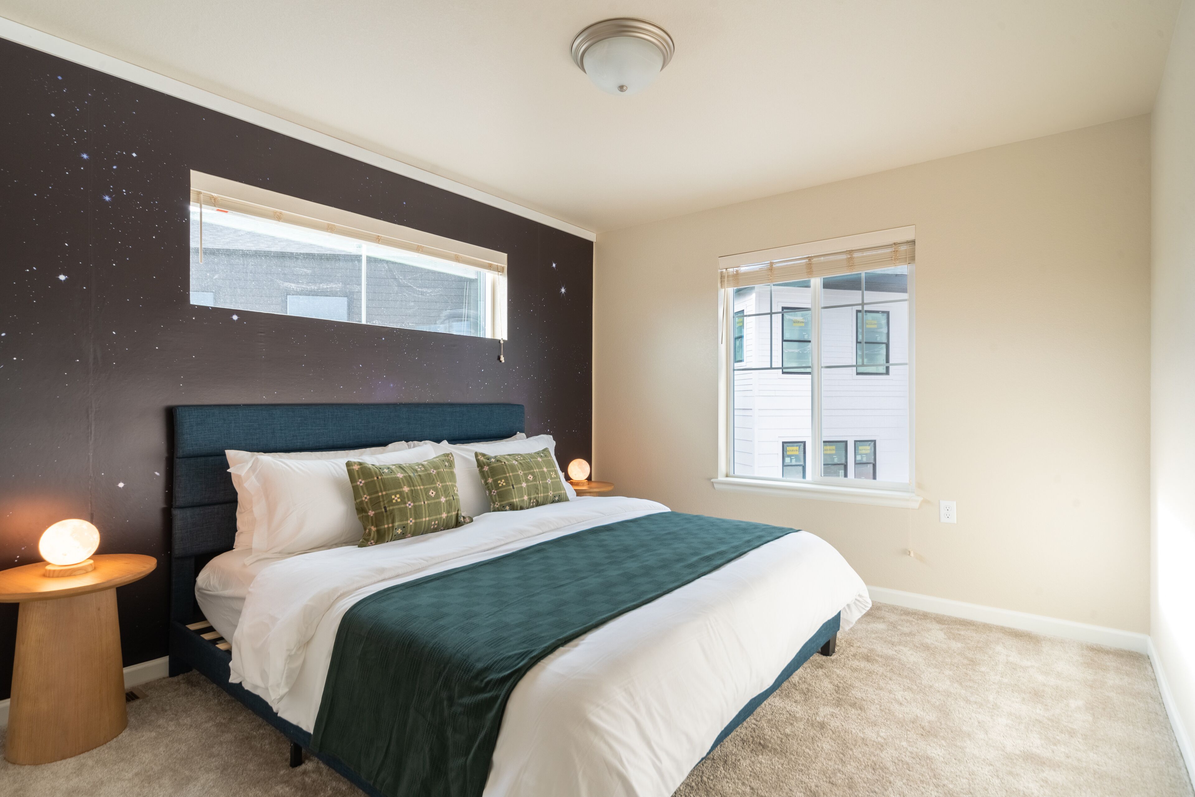 5 bedrooms, desk, travel crib, WiFi