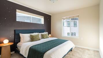 5 bedrooms, desk, travel crib, WiFi