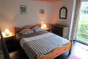 2 bedrooms, travel crib, free WiFi