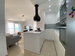 Fridge, microwave, oven, stovetop - Holiday home Kuzmanic with private pool and sea view (Pisak)