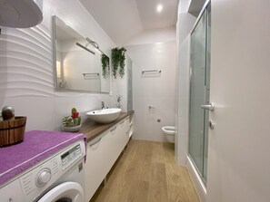 Dusj, hårføner, håndklær og toalettpapir