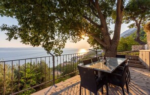 Outdoor dining - Holiday home Kuzmanic with private pool and sea view (Pisak)