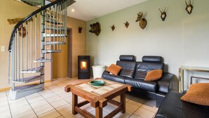 TV - Cozy Forest Cottage in Awenne (Awenne)