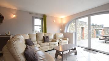 Télévision, lecteur de DVD, baby-foot, table de tennis de table