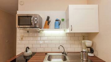 Réfrigérateur, micro-ondes, plaque de cuisson, cafetiÚre/bouilloire