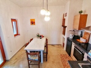 Køleskab, ovn, kogeplade, brødrister