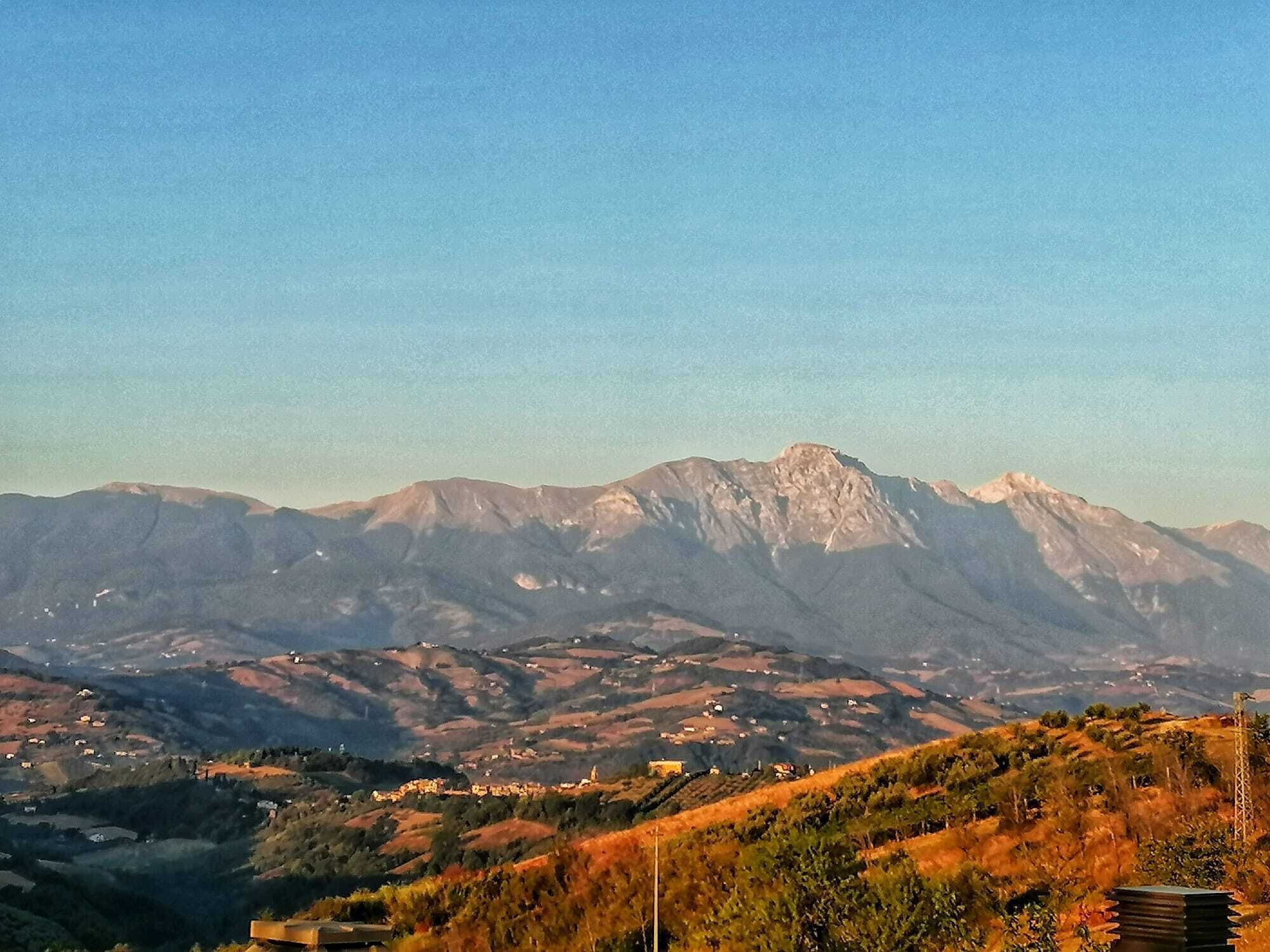 Un paisaje montañoso con un valle en la parte baja.