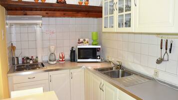 Een koelkast, een microgolfoven, een kookplaat, een vaatwasser