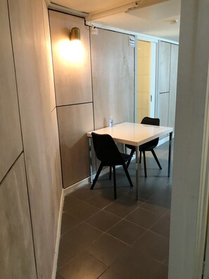 Dining - Converted warehouse suite 17min from CBD (Seddon)