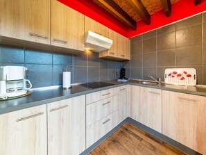 Réfrigérateur, micro-ondes, plaque de cuisson, lave-vaisselle