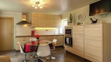 Een microgolfoven, een oven, een vaatwasser