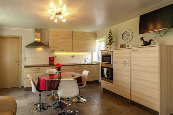 Een microgolfoven, een oven, een vaatwasser