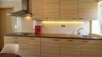 Een microgolfoven, een oven, een vaatwasser