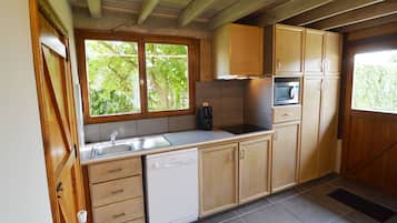 Een koelkast, een microgolfoven, een kookplaat, een vaatwasser