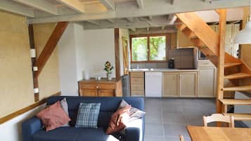 Televisie, een dvd-speler en een stereo