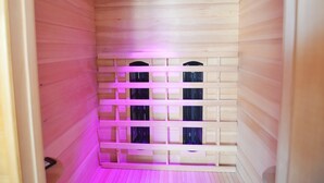 A sauna with wooden walls and a slatted ceiling. - Comfortable Home with Sauna (Vloesberg (flobecq))