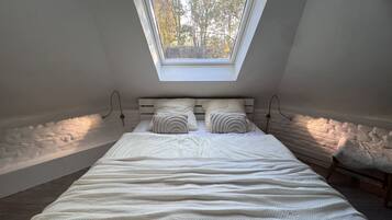 1 bedroom, travel crib, WiFi, bed sheets