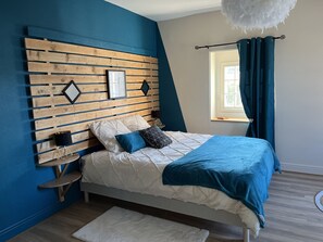 3 bedrooms, desk, iron/ironing board, travel cot