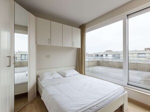 4 bedrooms, iron/ironing board, WiFi