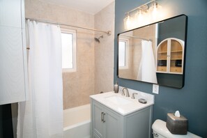 Secadora de cabello, toallas, jabón, shampoo 