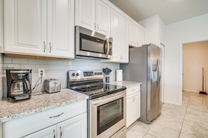 Fridge, microwave, oven, stovetop - Dog-Friendly Home w/ Screened Porch in Cape Coral! (Cape Coral)