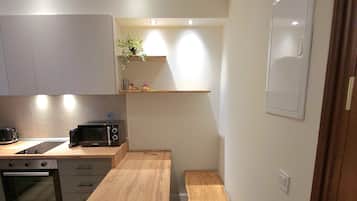 Deluxe Apartment | Private kitchen | Full-sized fridge, microwave, oven, stovetop