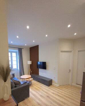 Apartamento luxo | Área de estar | Smart TV 43 polegadas com canais digitais, Netflix