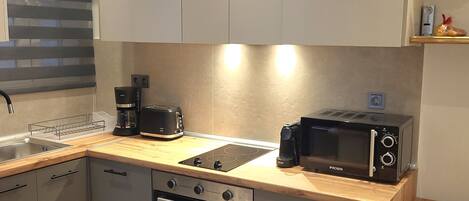 Appartement Deluxe | Cuisine privée | Grand réfrigérateur, micro-ondes, four, plaque de cuisson