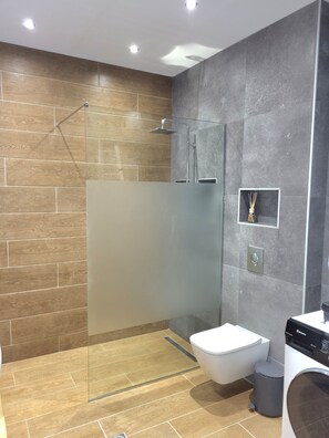 Deluxe Apartment | Bathroom | Shower, rainfall showerhead, hair dryer, towels