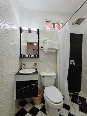 Standardzimmer | Badezimmer | Kostenlose Toilettenartikel, Handtücher